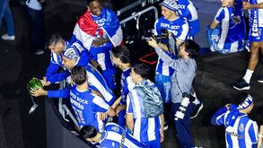 Insólito: Gabri Veiga foi buscar melancia... e jogadores do FC Porto atiraram-na do palco da festa