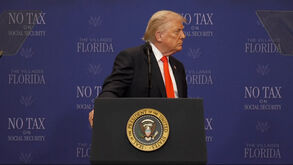 Trump: «Pagamos um dinheirão a estes tipos... Digam-lhes para aumentar o som do microfone!»