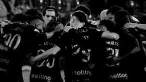 Jogadores do Casa Pia reunidos numa roda