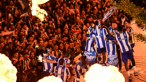 Farioli festeja com os jogadores do FC Porto após a conquista do título de campeão