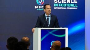 Pedro Proença discursa na conferência "Science in Football", na Cidade do Futebol