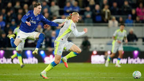 Os jogadores de Everton e Manchester City em ação