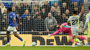 Os jogadores de Everton e Manchester City em ação