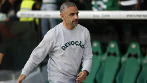 Rui Borges reage junto ao banco de suplentes do Sporting