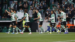 Jogadores do Sporting festejam durante o jogo com o V. Guimarães