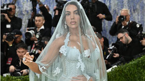 Georgina Rodríguez surpreende na Met Gala vestida de 'noiva' e de terço na mão