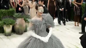 Dos olhos vendados com notas de dólares às obras de arte recriadas: os looks ousados do Met Gala 2026