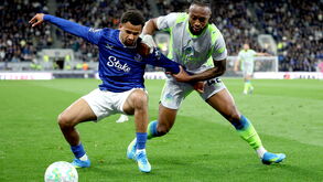 Antoine Semenyo disputa bola no jogo contra o Everton