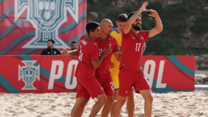 Seleção de futebol de praia festeja vitória diante da Ucrânia
