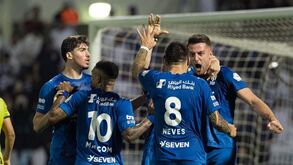 Futebolistas celebram um golo da equipa de Ruben Neves