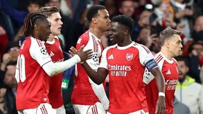 Jogadores do Arsenal celebram durante o jogo contra o Atlético de Madrid