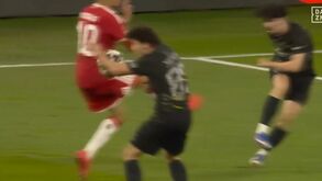O lance que motivou muitas queixas do Bayern