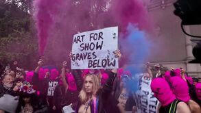 Protesto punk: Pussy Riot e Femen bloqueiam acesso ao pavilhão da Rússia na Bienal de Veneza