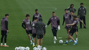 Real Madrid em polvorosa: confusão entre Valverde e Tchouaméni leva uruguaio ao hospital e a reunião de emergência