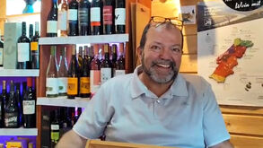 Dono de uma cave de vinhos, presidente do Rancho e radialista: Agostinho Dias, um português em Friburgo