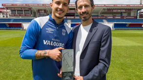 Léo Azevedo recebe prémio de melhor jogador de março da 2.ª Liga