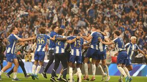 Jogadores do FC Porto celebram o título