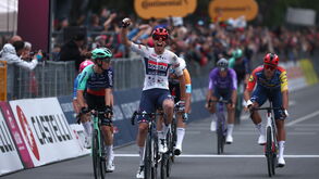 Paul Magnier vence etapa inaugural e é o primeiro líder do Giro