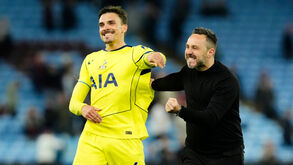 Roberto De Zerbi festeja com João Palhinha a vitória do Tottenham