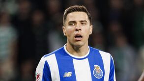 Jan Bednarek veste a camisola do FC Porto