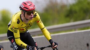Vingegaard atacou na segunda etapa do Giro e queda coletiva envolve Emirates