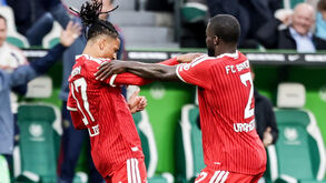 Olise marcou o único golo do Bayern Munique frente ao Wolfsburgo