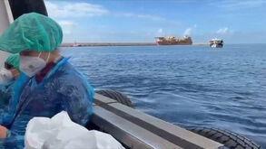 Imagens mostram de perto a operação de desembarque do navio afetado por hantavírus em Tenerife