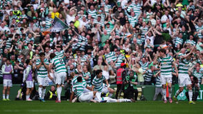 Jogadores do Celtic festejam triunfo frente ao Rangers