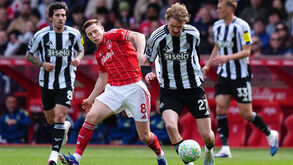 Elliot Anderson (Nottingham Forest) e Nick Woltemade (Newcastle)