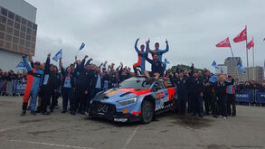 Os festejos de Thierry Neuville na chegada à Exponor após vencer o Rali de Portugal