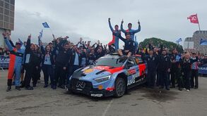 Thierry Neuville e o navegador Martijn Wydaeghe em festa com toda a equipa, na Exponor