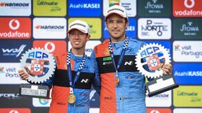 Thierry Neuville (à direita) com o navegador Martijn Wydaeghe