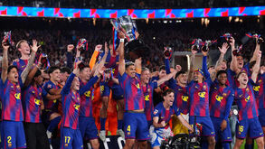 Jogadores do Barcelona erguem o troféu da LaLiga após vitória no El Clásico