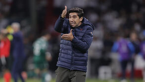 Abel Ferreira reage junto ao banco de suplentes do Palmeiras