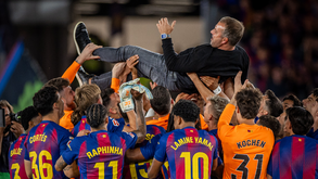 Hansi Flick levantado pelos jogadores do Barcelona após a conquista do bicampeonato frente ao Real Madrid