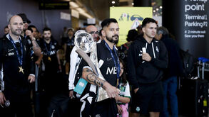 João Matos com o troféu à chegada a Lisboa