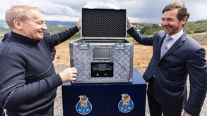 Luís Filipe Menezes e André Villas-Boas com a cápsula do tempo