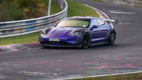 Porsche Taycan Turbo GT com 'kit' Manthey recupera recorde de Nürburgring