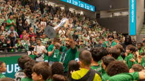 Adeptos do Sporting festejam a vitória na Champions no Pavilhão João Rocha