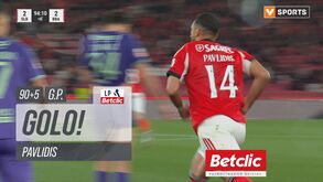 Schjelderup foi pisado na área, árbitro foi ao VAR e marcou penálti: Pavlidis salvou Benfica da derrota