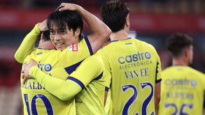 Gozálbez a ser abraçado por Fukui