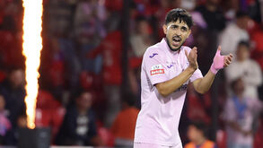 Luís Esteves puxa pelos jogadores do Gil Vicente durante o jogo com o Arouca