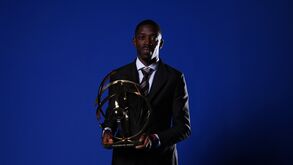 Dembélé recebe prémio de melhor jogador da Ligue 1