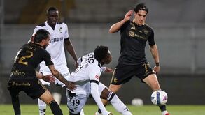 Beni vê o colega Camara disputar a bola