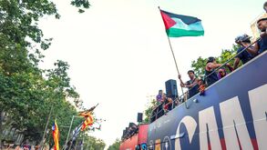 Lamine Yamal exibe bandeira da Palestina na festa do título do Barcelona 
