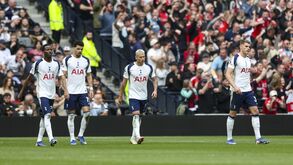 Jogadores do Tottenham desapontados em campo após resultado negativo