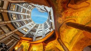 Perspetiva do edifício La Pedrera a partir do átrio