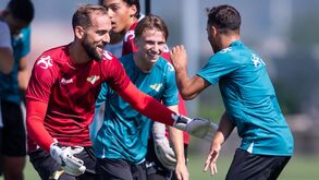 Mika ainda avalia proposta de renovação