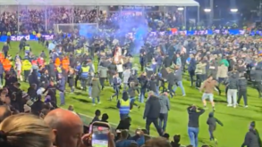 Invasão louca do campo: Stockport ficou mais perto de subir ao Championship e adeptos não pouparam nos festejos