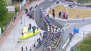 Surreal: homem visivelmente alterado tenta assustar ciclistas do Giro e quase derruba um